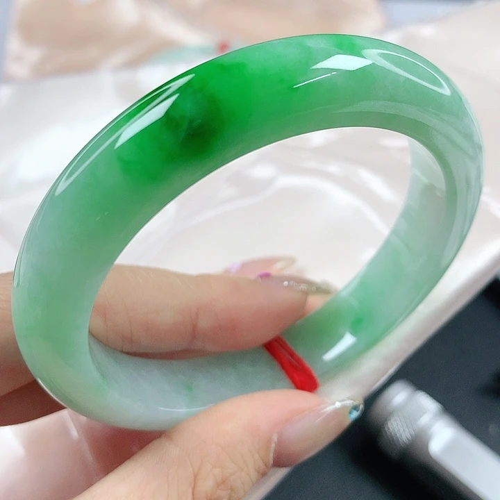 未镶嵌手镯翡翠，823