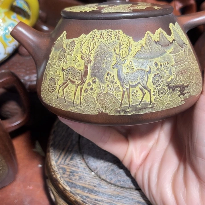 茶壶紫砂原矿泥料手工制作的一把紫砂壶。