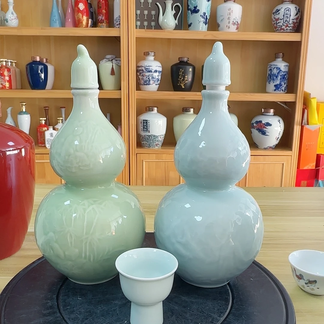 1斤装葫芦2个颜色各一个，送2个酒杯