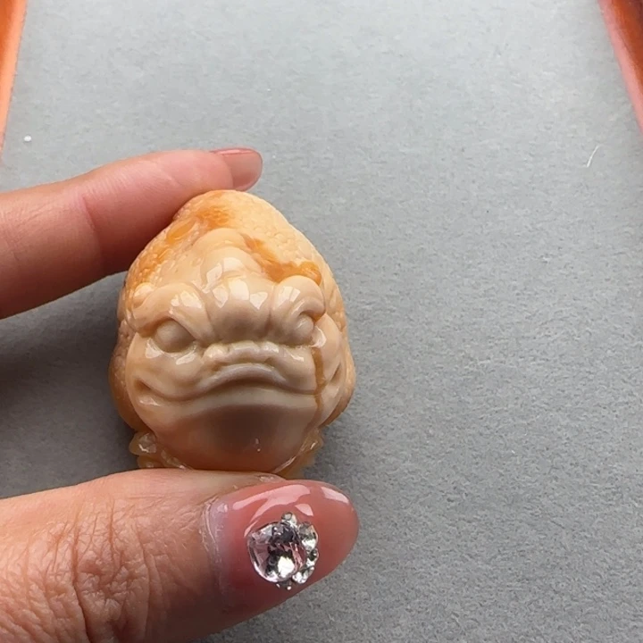 石英质玉未镶嵌金蝉