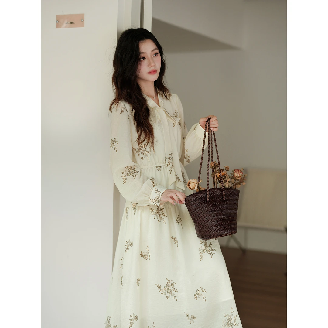 木易易 法式复古绣花连衣裙女2025新款早秋打底裙大方得体的裙子