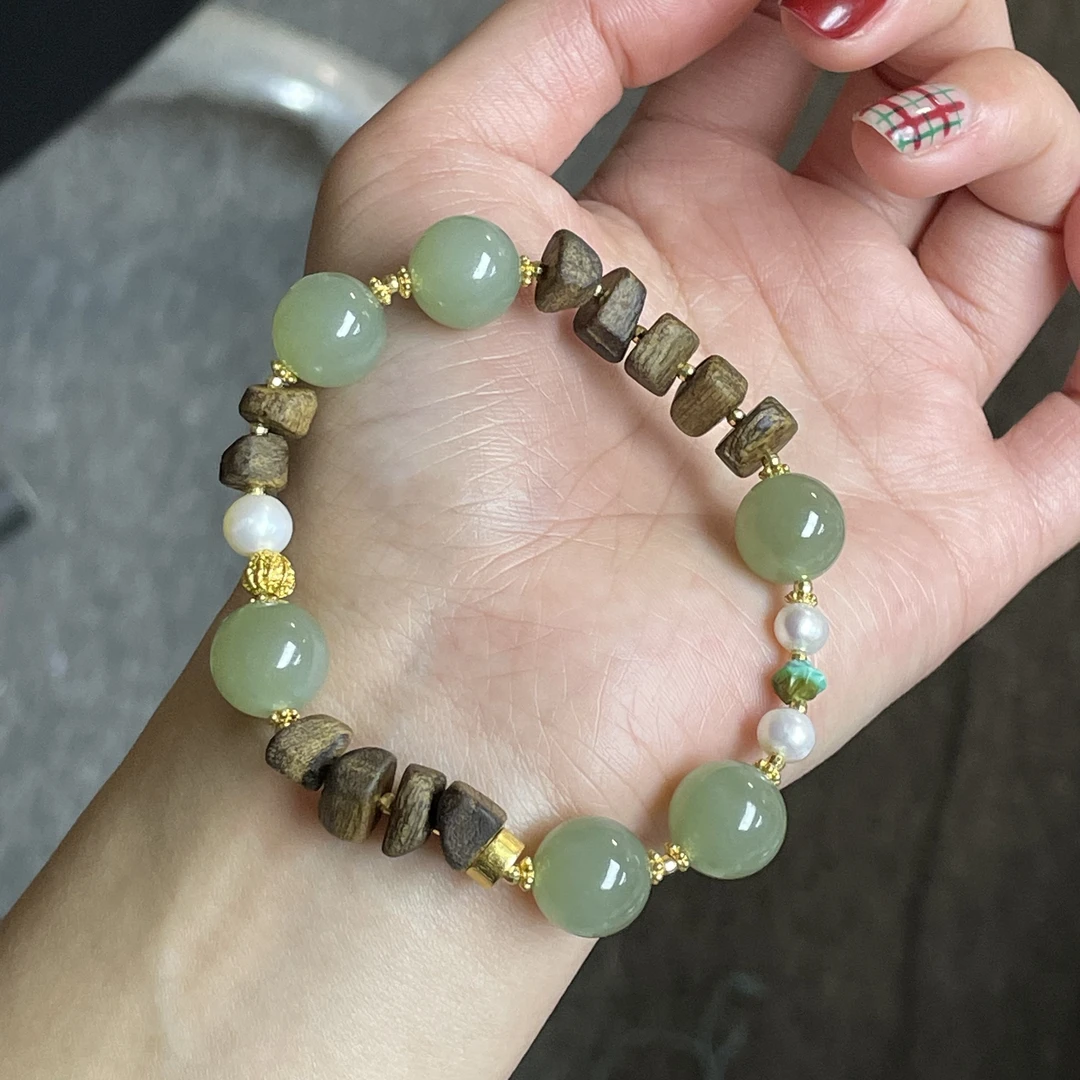 •天然和田玉香香随形珠设计手链A408