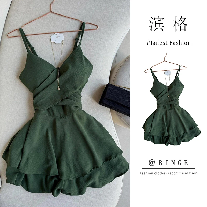 墨绿色设计感v领吊带连衣裙女2025夏季收腰露背不规则裙裤短裙子