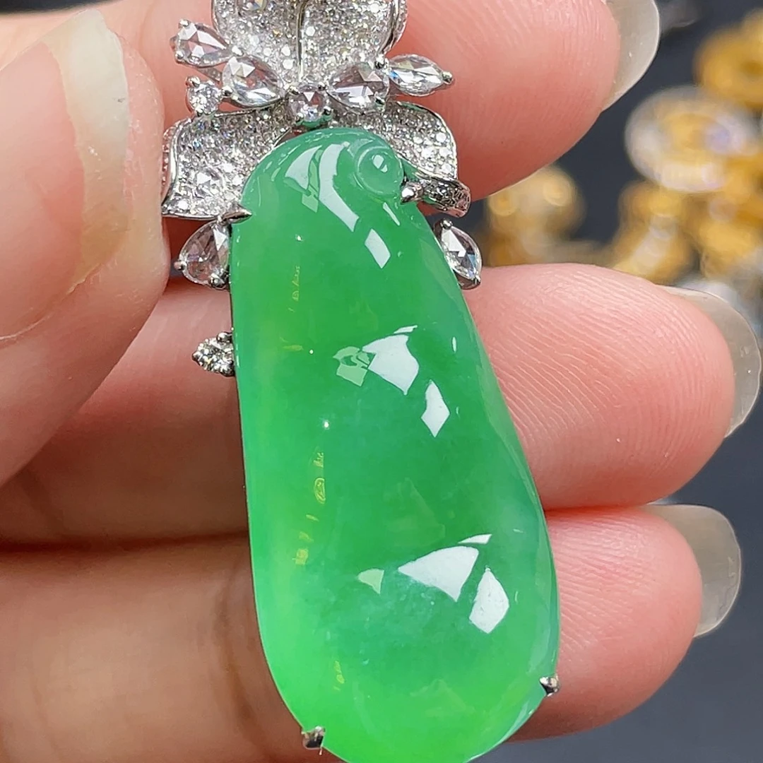 翡翠18K金镶嵌颈饰绿豆子