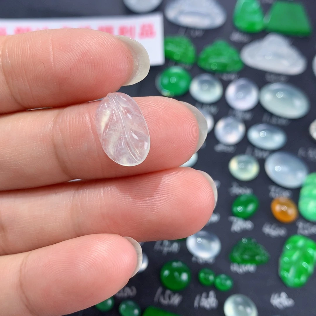 翡翠颈饰未镶嵌天然翡翠高冰叶子