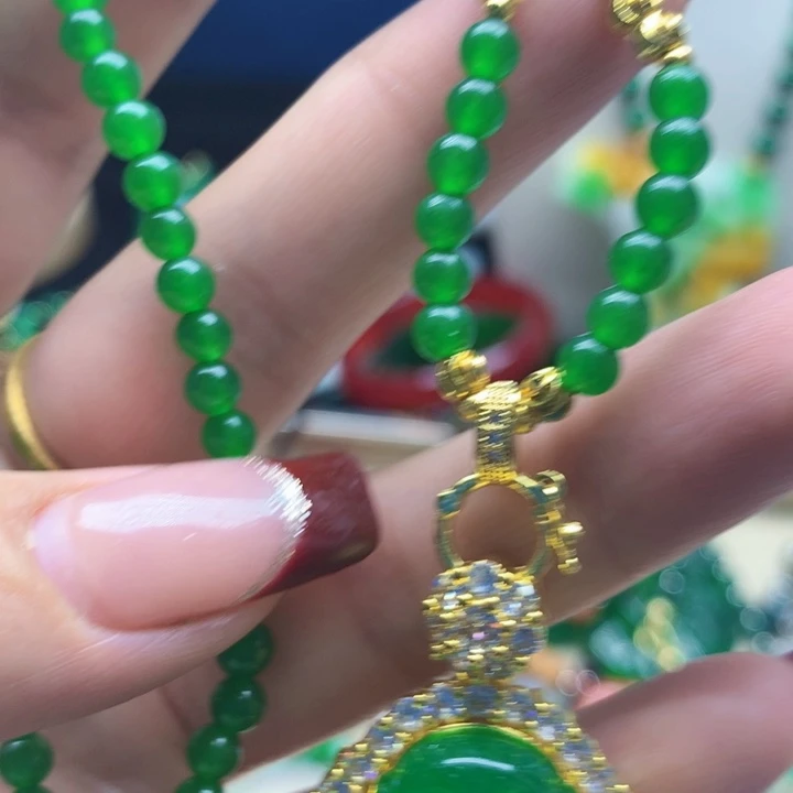 翡翠颈饰未镶嵌吊坠