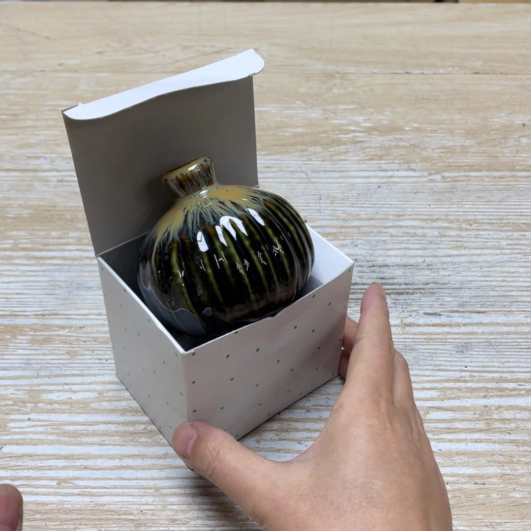 瓷片一****0密密麻麻地排列着一个