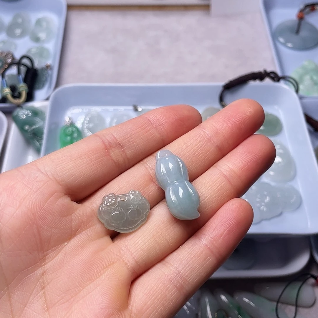 翡翠颈饰未镶嵌关*峰翡翠