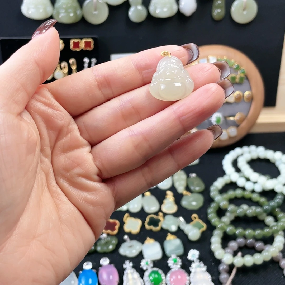 和田玉颈饰18K金镶嵌