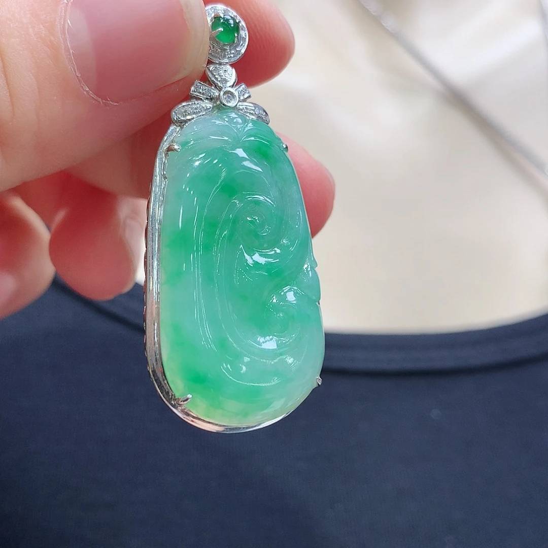 翡翠18K金镶嵌颈饰如意