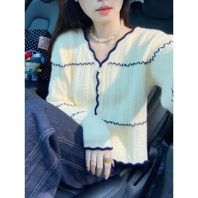 韩系氛围感独特超好看新款上衣宽松慵懒白色撞色边V领针织衫女秋