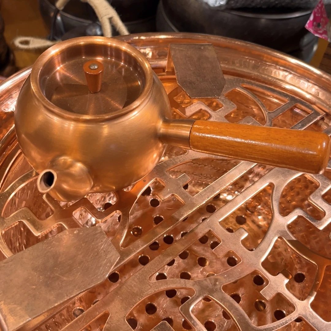 300毫升侧把壶手工锻打工艺