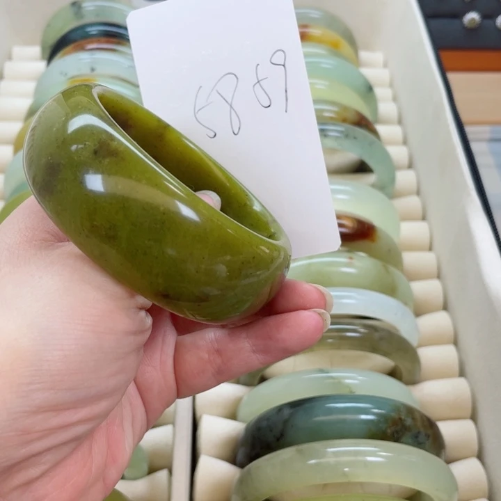 蛇纹石玉手镯未镶嵌