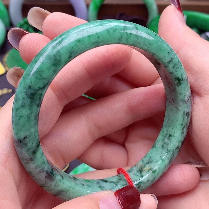 翡翠手镯未镶嵌翡翠