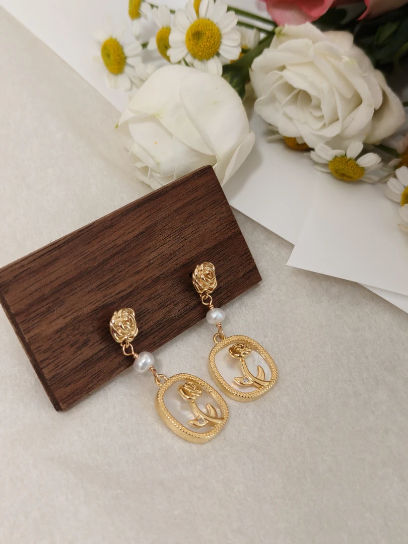 合金耳饰 春日小花框 金色玫瑰花朵气质时尚百搭复古简约耳饰