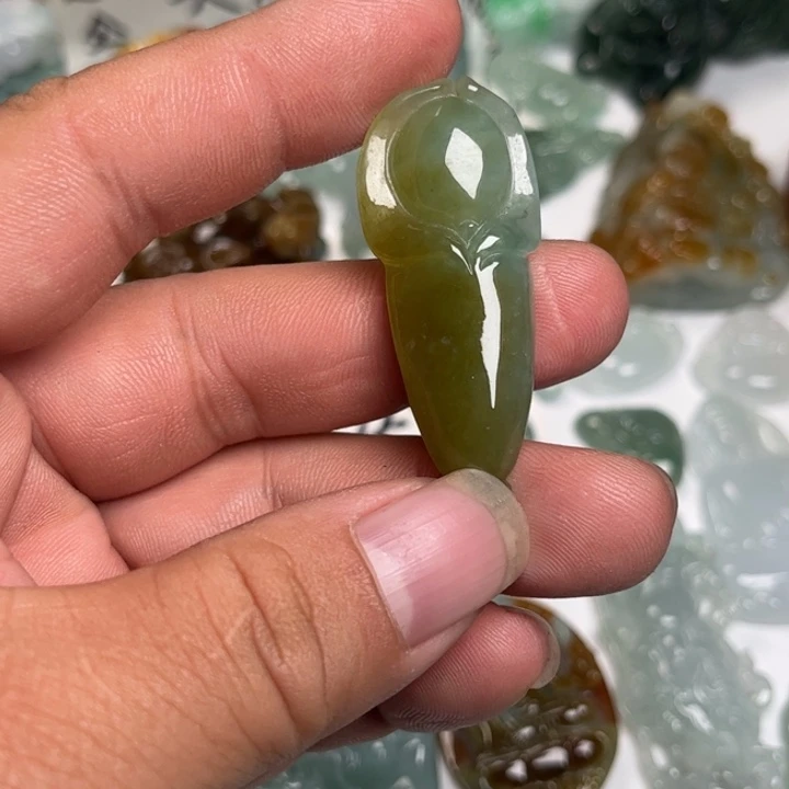 翡翠未镶嵌颈饰玉兰花