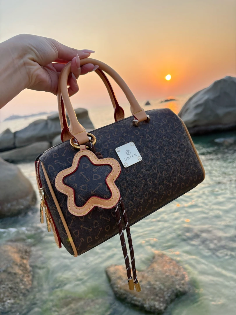 【URICK】2025春上新欧若风手提斜挎枕头包咖色A91991轻奢潮流气质