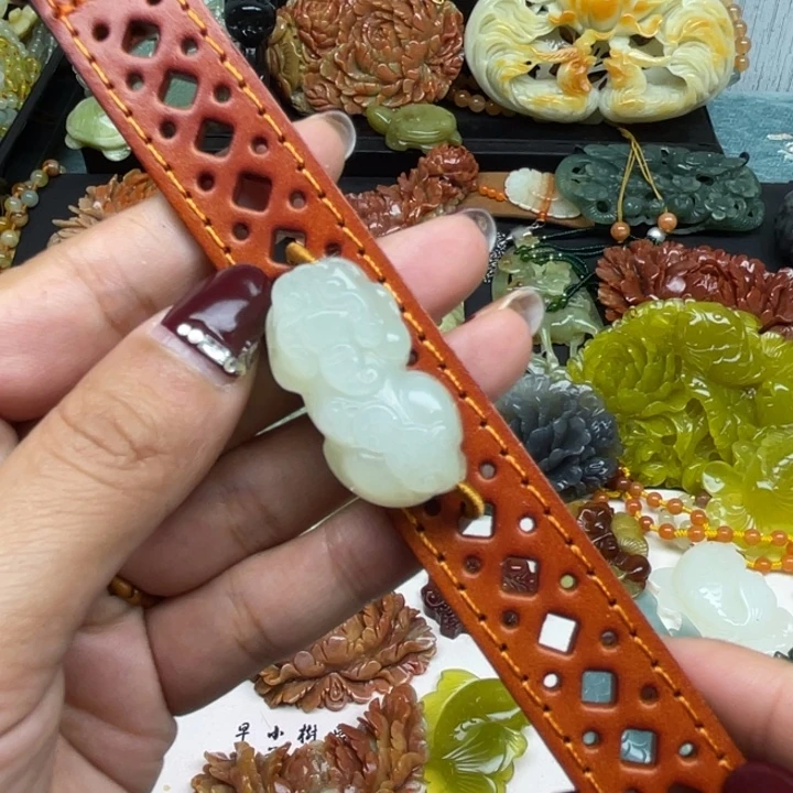 蛇纹石玉未镶嵌颈饰