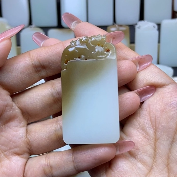 吊坠(赠链)未镶嵌和田玉A**w