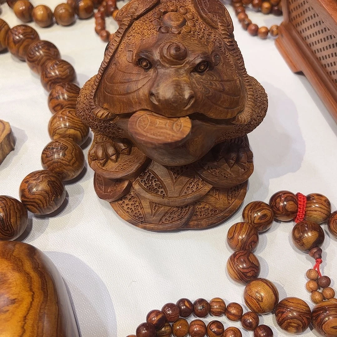 缅甸花梨手工雕刻金蟾