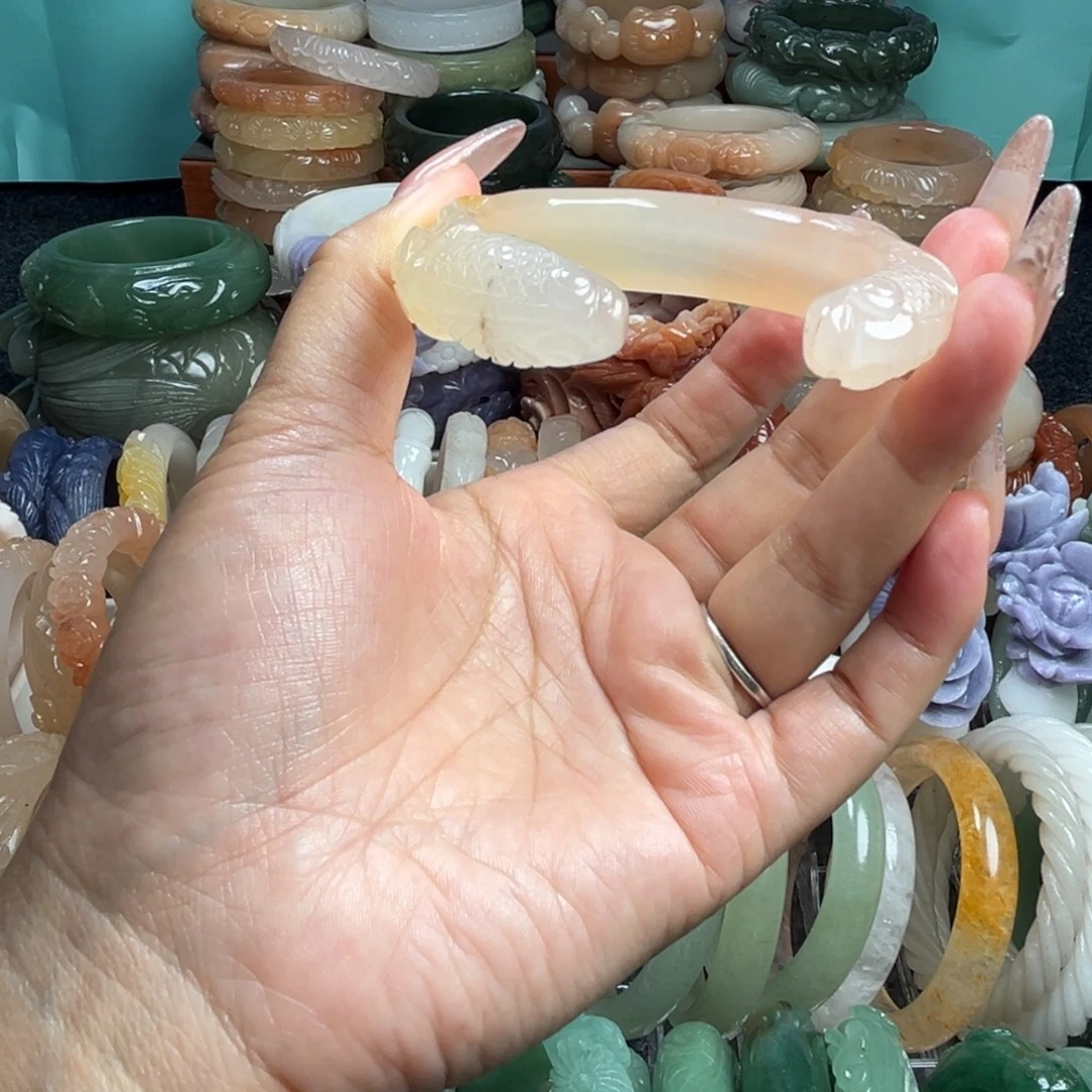 石英质玉未镶嵌雕花手镯