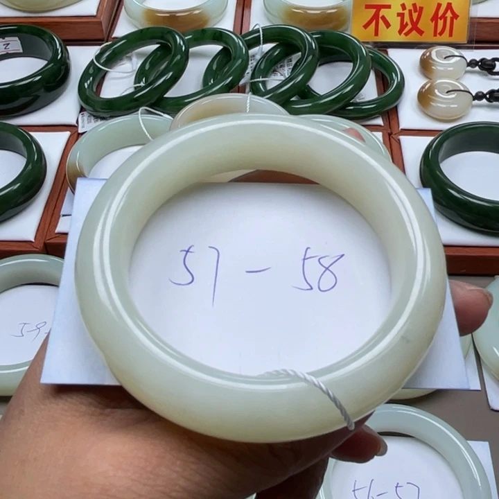 未镶嵌手镯和田玉万**子