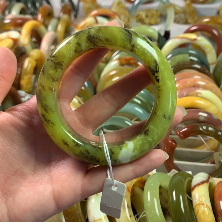 岫玉手镯未镶嵌草花