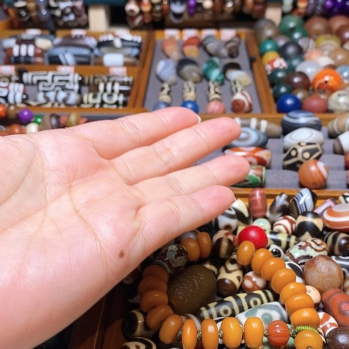 玛瑙/玉髓颈饰未镶嵌么****?