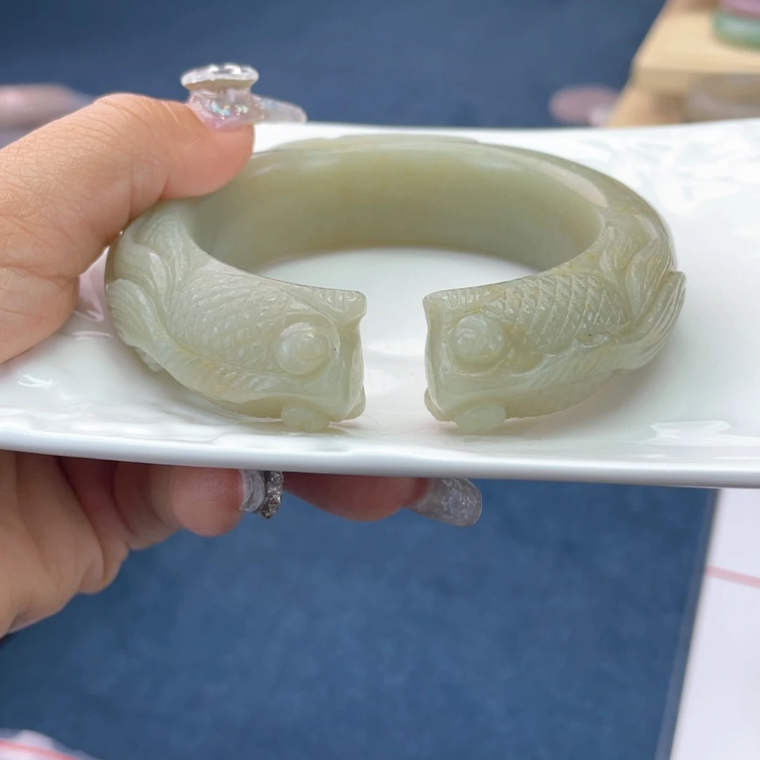 胖***子未镶嵌手镯石英岩玉