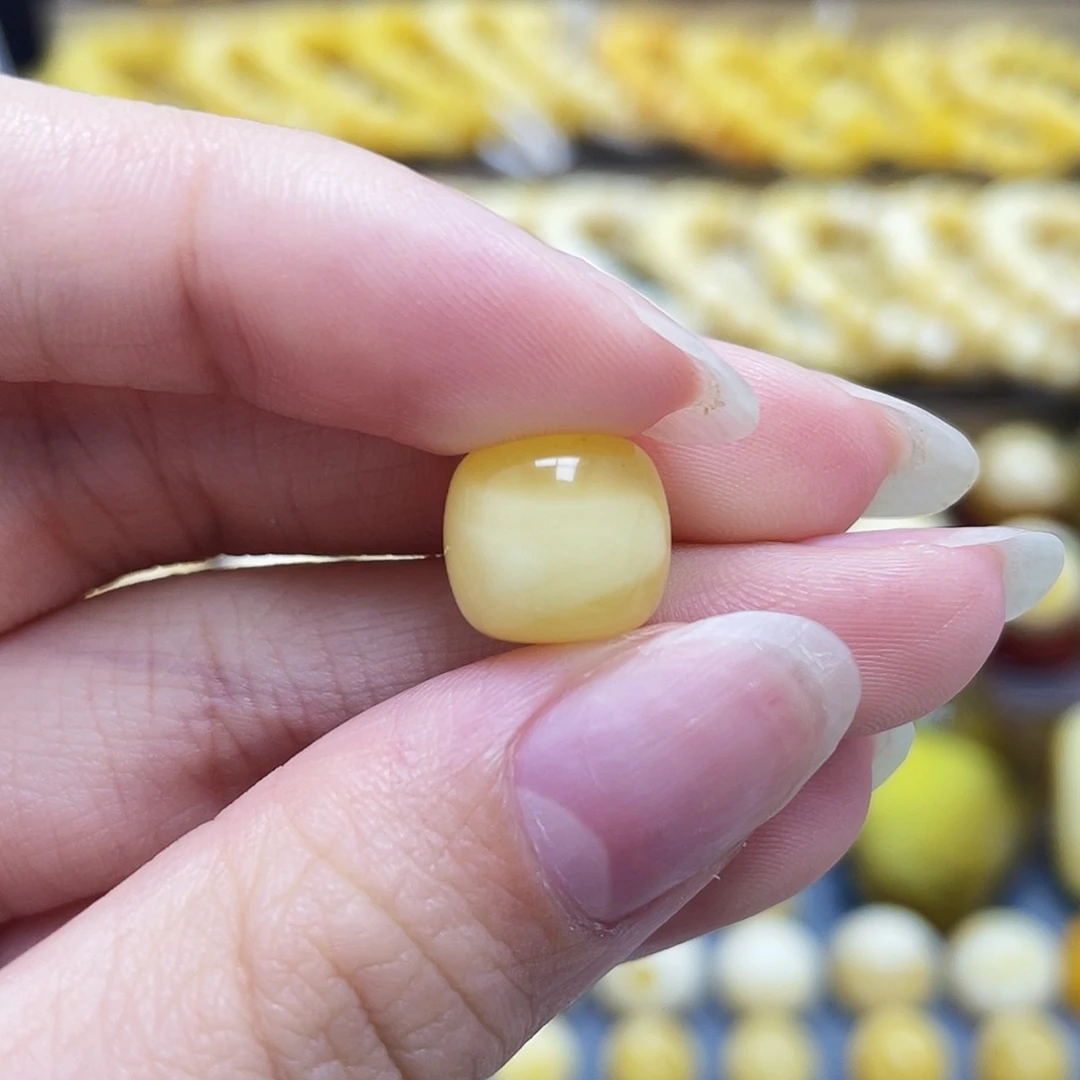 未镶嵌琥珀裸石11.1*10mm老型瑕疵