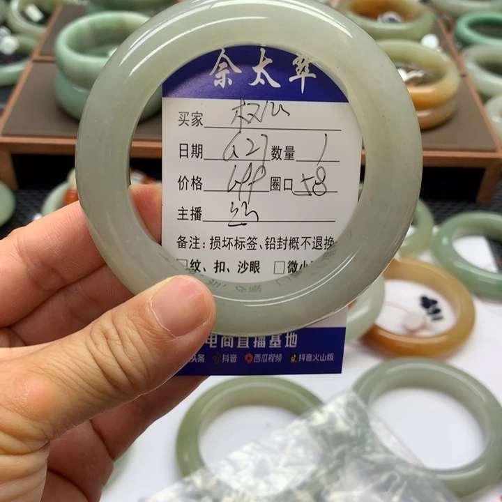石英质玉手镯未镶嵌?****
