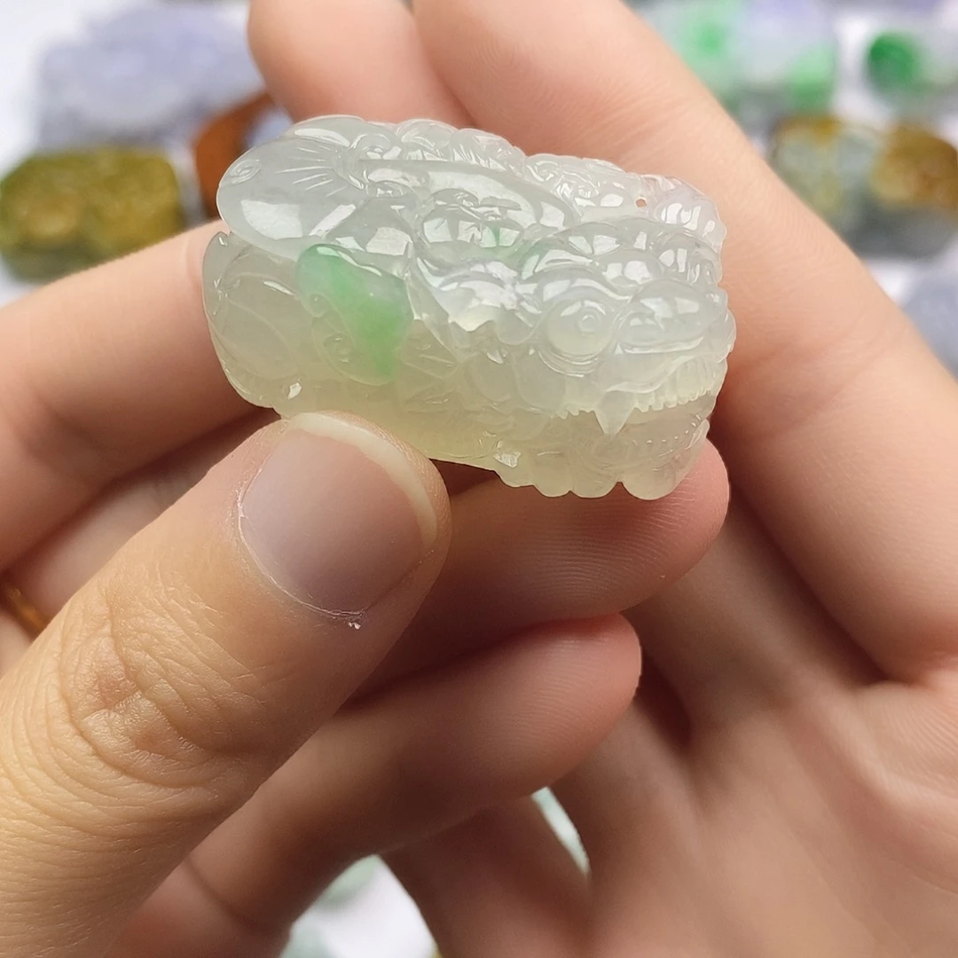 翡翠未镶嵌颈饰貔貅