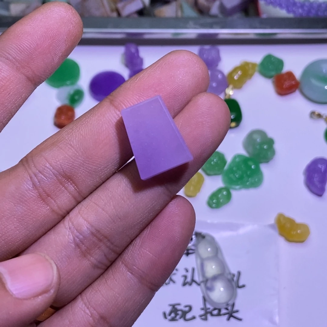 是****翡翠未镶嵌颈饰吊坠