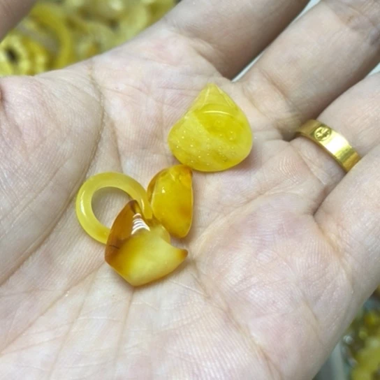 蜜蜡未镶嵌裸石吊坠