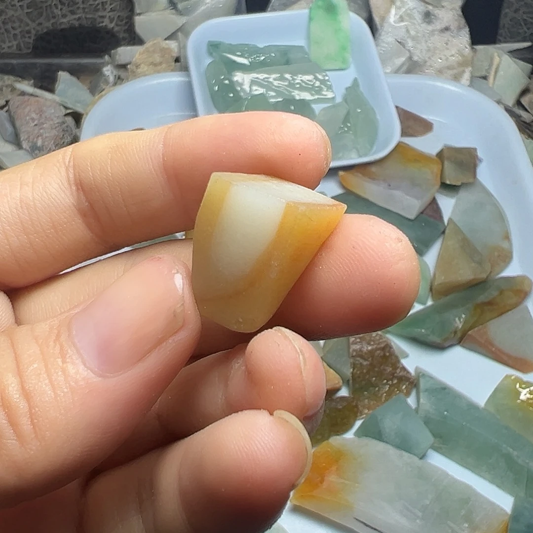 翡翠裸石缅甸翡翠A货黄皮白料子