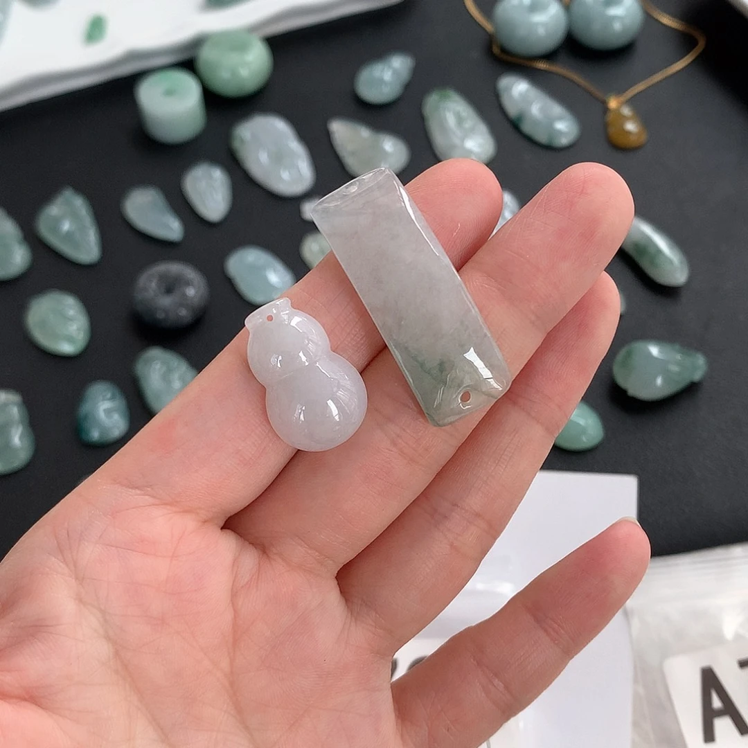 翡翠未镶嵌颈饰任*任无事牌