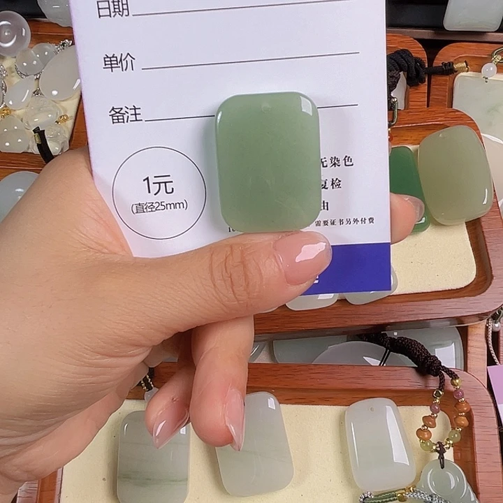 颈饰未镶嵌石英质玉