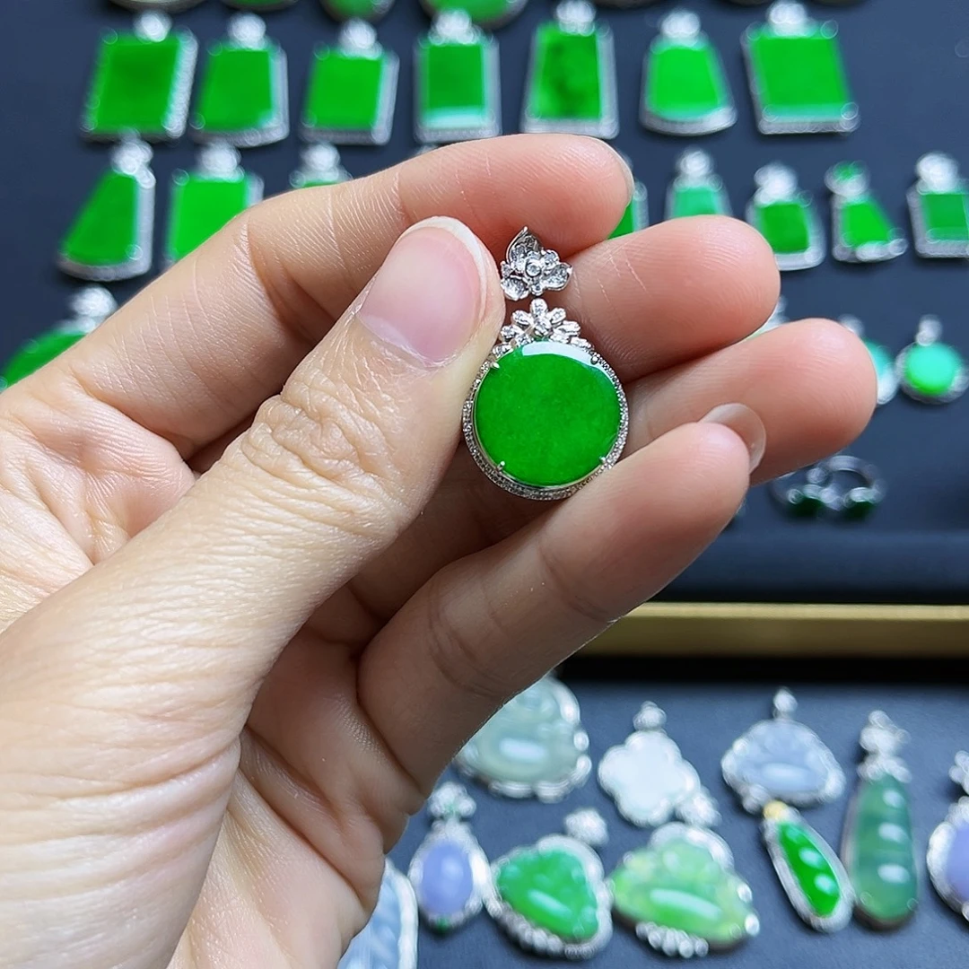 翡翠18K金镶嵌颈饰