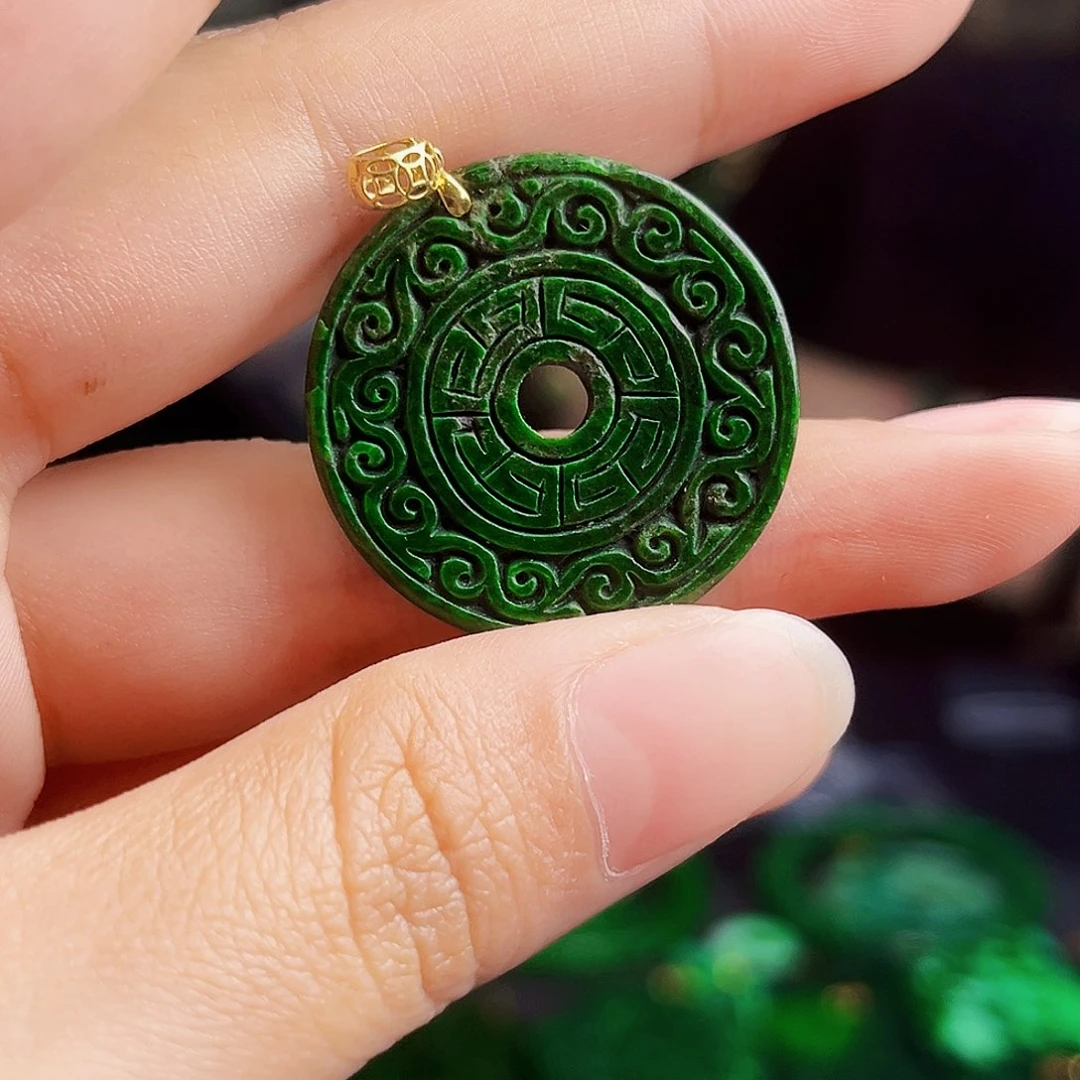 颈饰18K金镶嵌翡翠多样性