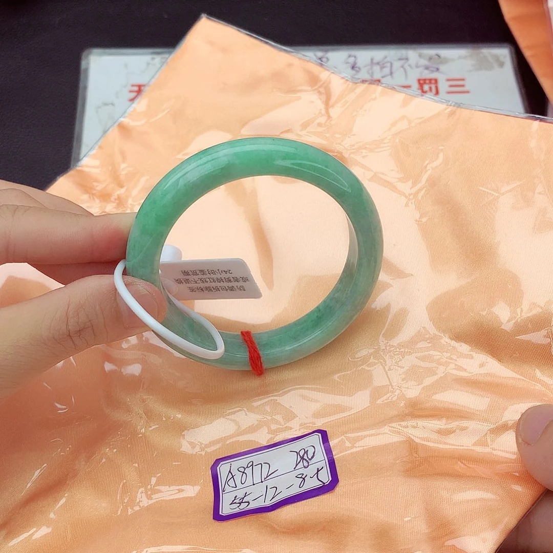 翡翠手镯未镶嵌翡翠