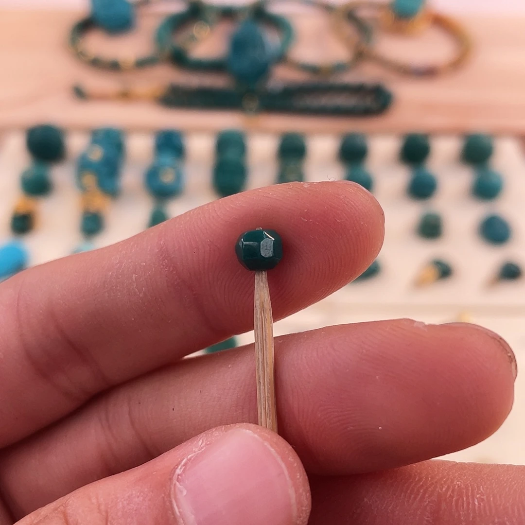 绿松石未镶嵌颈饰