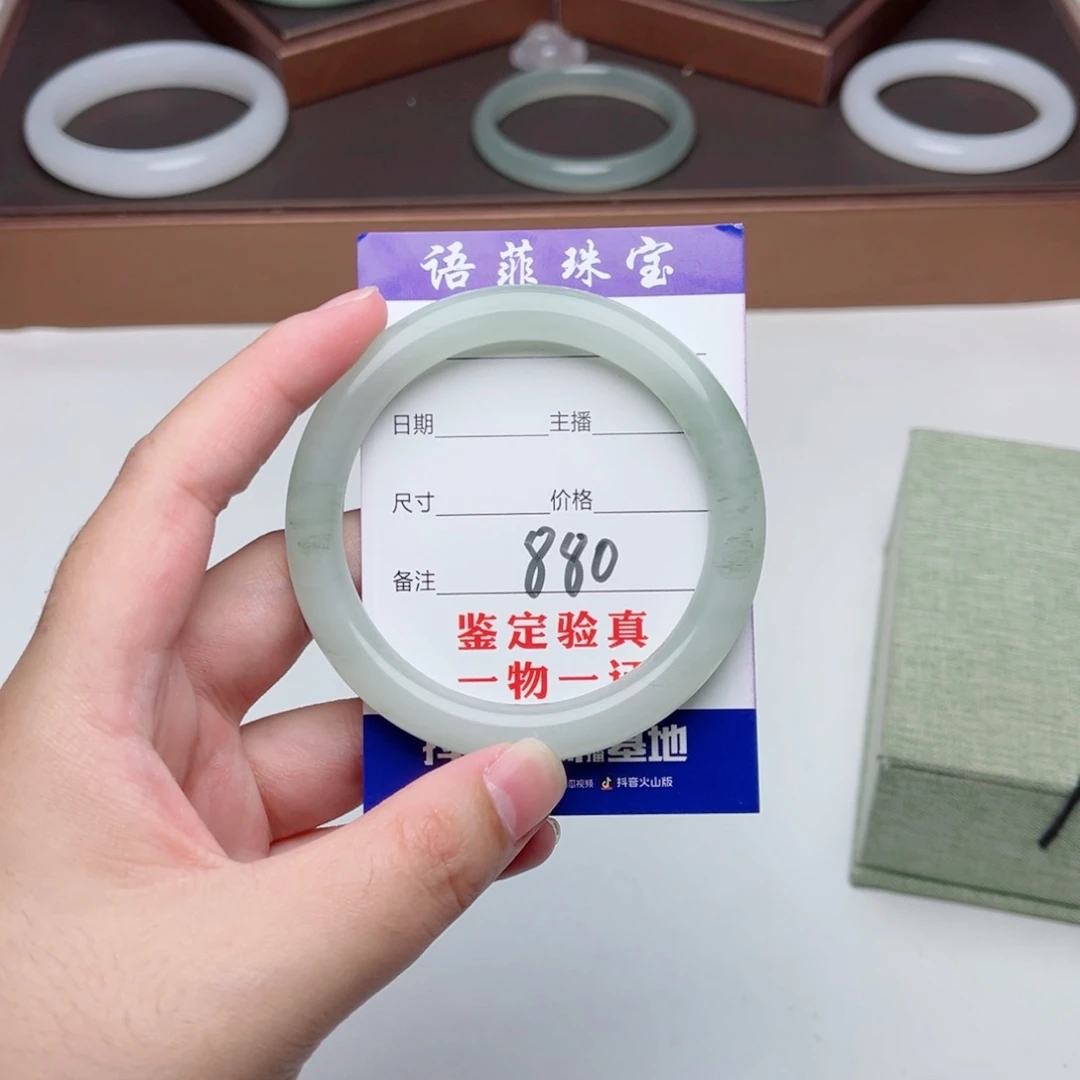 失***石英质玉手镯未镶嵌