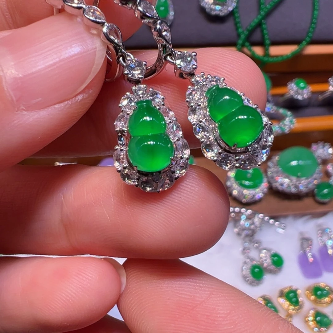 颈饰18K金镶嵌翡翠