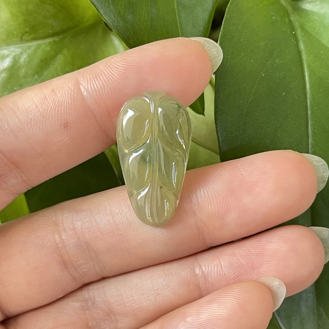 天然缅甸翡翠冰黄飘花叶子吊坠，尺寸26-14.2-3.8mm