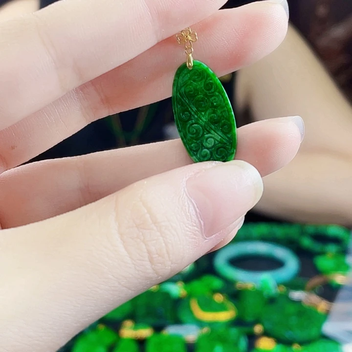 颈饰18K金镶嵌翡翠多样性