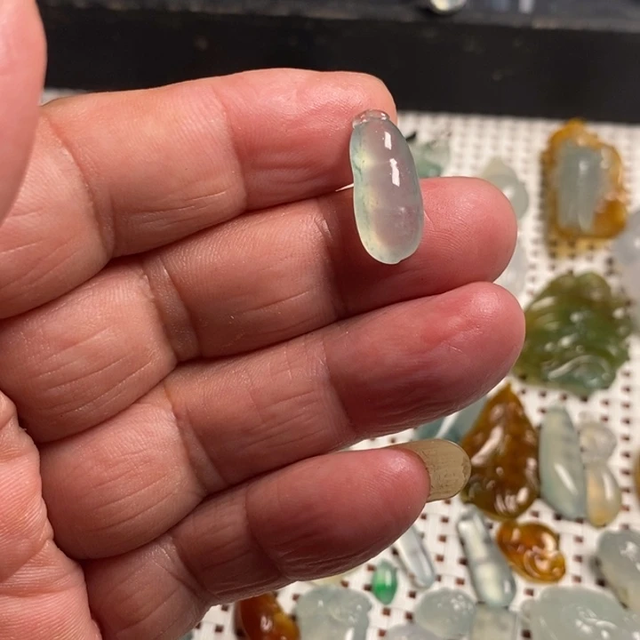 与***言翡翠未镶嵌颈饰豆子