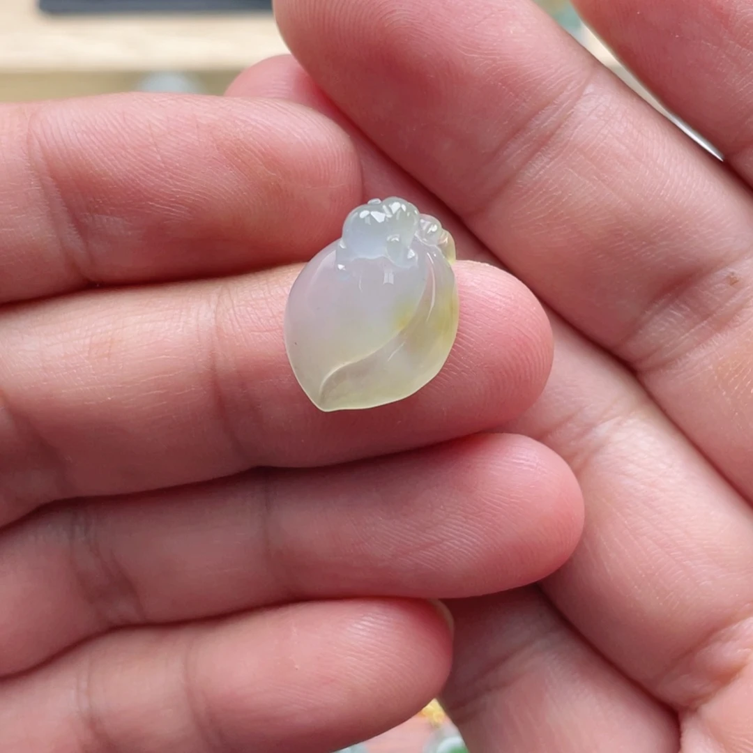 翡翠未镶嵌颈饰白*翡翠