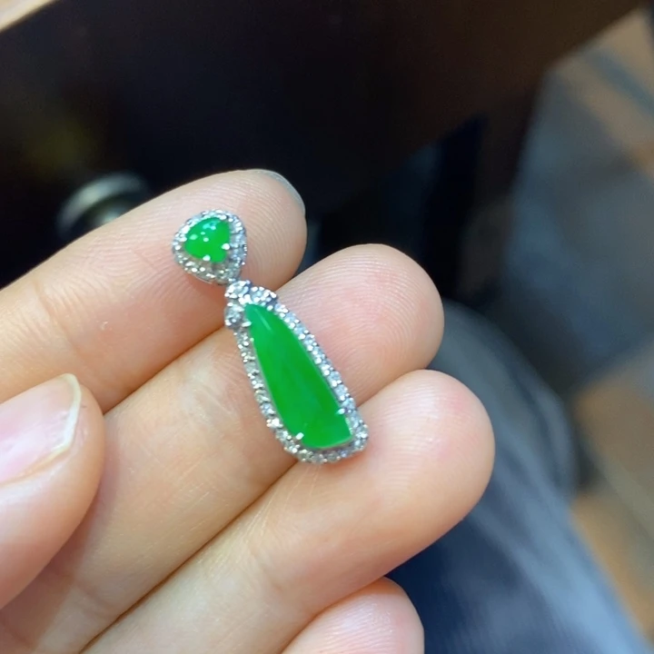 翡翠18K金镶嵌颈饰