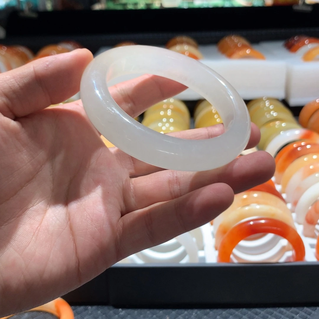 未镶嵌手镯石英质玉静***里