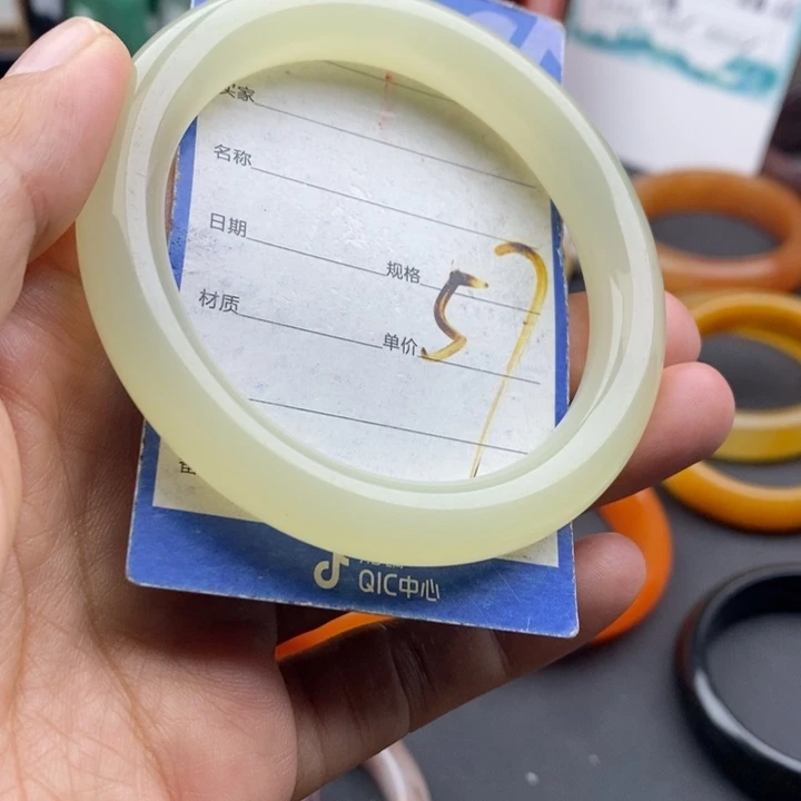 未镶嵌手镯石英质玉